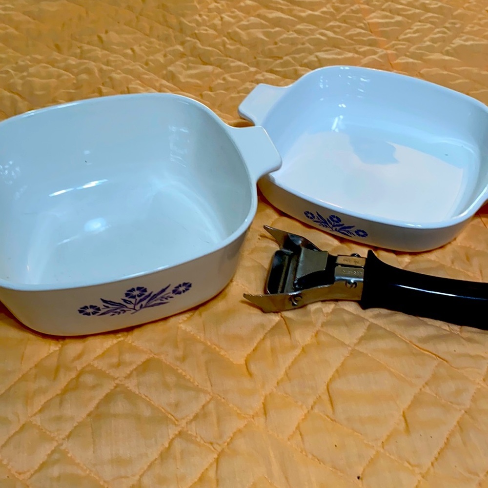 Corning ware set of 2- 7” bowls and removable handle and lid